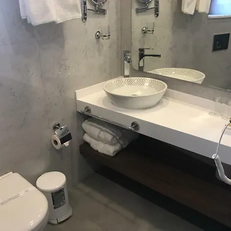 Hotel Old Port 2*