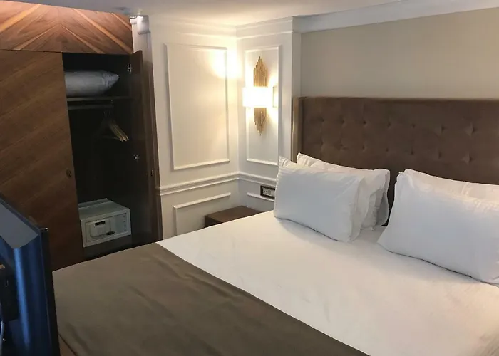 Old Port מלון 2*