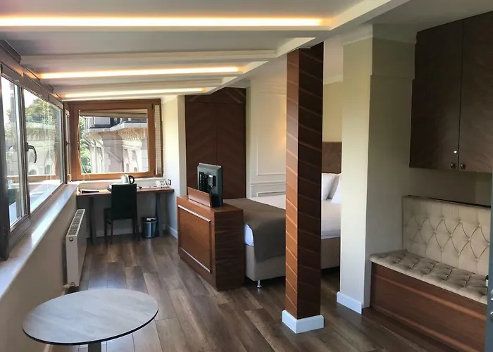 Old Port מלון 2*