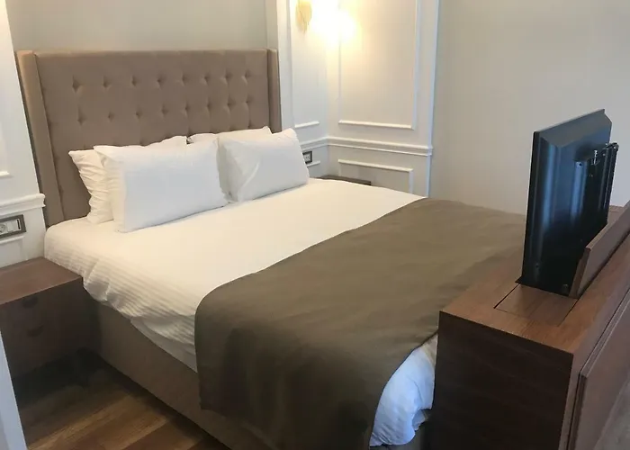 Old Port מלון 2*